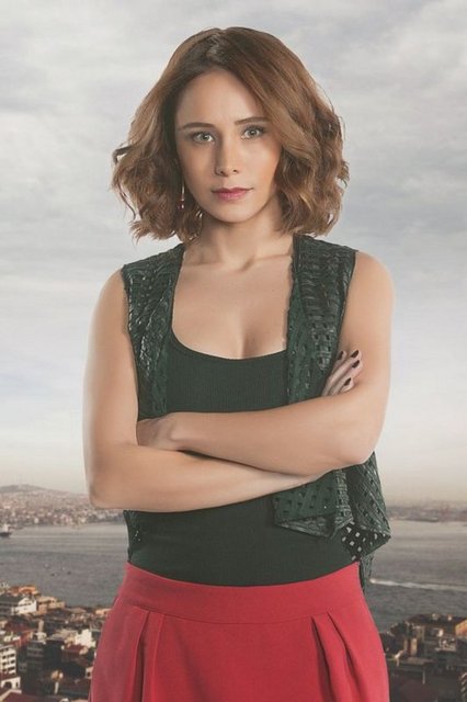 BURÇİN TERZİOĞLU (DENİZ): Aileden varlıklı olan Deniz, evinde verdiği çılgın ve görkemli partilerle tanınan hayat dolu biridir. Küçük yaşta anne ve babasını kaybetmiş olan Deniz'in amcası ve kardeşi dışında ailesinden kimsesi kalmamıştır. Narin'i aileden biri gibi görmekte, hatta onun hayatta en çok değer verdiği kişi olduğunu çevresindeki herkese hissettirmektedir.