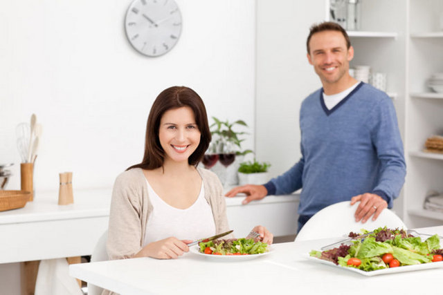 Düzenli beslenme: Kan şekerinin düşmesi, baş ağrısını tetikleyebilir. Günde üç kez, düzenli aralıklarla, protein, meyve, sebze ve karbonhidrat içeren öğünler tüketilmelidir. Çok fazla şeker, kan şekerinin hızlı yükselmesine ve bu da tekrar hızlı düşmesine yol açar; sonuç olarak baş ağrısını tetikleyebilir.