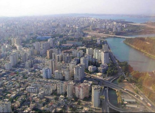 Listenin bundan sonraki bölümünde ise büyük sürprizler yaşanacak. Bugün Türkiye'nin nüfus açısından en büyük 5'inci ili olan Adana (2 milyon 125 bin 635 nüfus), Antalya ve Şanlıurfa tarafından geçilecek. Adana'nın nüfusu 2023'te 2 milyon 286 bin 790 kişi olacak.