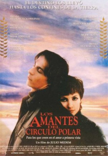Kutup Çizgisi Âşıkları(Los Amantes del Circulo Polar / Lovers of the Arctic Circle)(1998)  - Çocukluktan beri beraber olan, isimleri de birbirine benzeyen iki karakterin hikâyesi bu. Otto ve Ana, sürekli bir döngünün içinde, "kutup çizgisi"nde yaşanan tesadüflerle hayatlarını sürdüren iki bireydir. Julio Medem de aslında bu kavram ışığında bir aşk filmi formülü yaratarak burada İspanyol sinemasının tür sahnesi adına gurur kaynağını vermiştir. Film, tesadüflerle yürüyen mistik bir romantizm yolculuğu sunar...