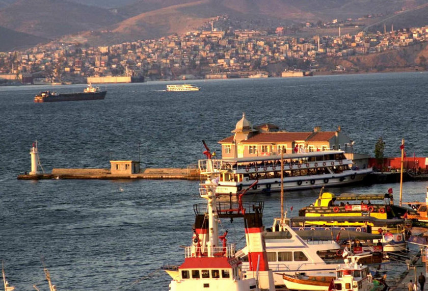 4 milyon 5 bin 459 kişiyle Türkiye'nin en çok nüfusa sahip üçüncü ili olan İzmir 2023'te 4 milyon 405 bin 279 kişiyle üçüncü, 2 milyon 688 bin 171 kişilik nüfusuyla en büyük 4'üncü il olan Bursa da 3 milyon 73 bin 486 kişiyle 4'üncü sıradaki yerlerini koruyacak.