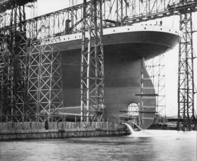 Tam 46.328 ton olarak inşa edilen Titanic'i hareket ettirebilmek için... - ..iki tane dört silindirli buhar motoru kullanılıyordu.