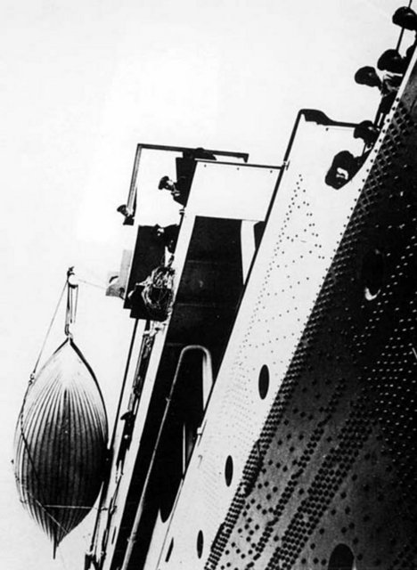 14 Nisan gecesi sıcaklık neredeyse 0 dereceye kadar düşmüştü. Kaptan Smith, telsizle gelen buzdağı uyarılarını dikkate alıp, geminin rotasını biraz daha güneye çekmişti.