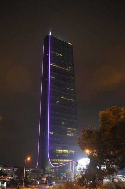 SAPPHIRE - Yükseklik: 261 metre Lokasyon: Çeliktepe-Levent /İstanbul Yatırımcı: Kiler GYO Mimari: Tabanlıoğlu Mimarlık Sapphire, şu an için Türkiye'nin en yüksek gökdeleni. Avrupa'da ilk 5, dünyada ilk 145 içinde yer alıyor. 261 metreye 30 metrelik anteniyle ulaşan binanın seyir terası İstanbul'a 236 metre yükseklikten bakıyor. Zemin altında 10 kat olmak üzere toplam 66 katlı binaya 14 asansör servis veriyor. -