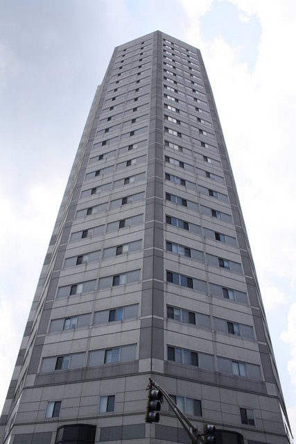 - SKYMARK TOWER - Yükseklik: 222 metre Lokasyon: Levent /İstanbul Yatırımcı: Eriapartners Mimari: Foster & Partners İstanbul Levent'te Metrocity Alışveriş Merkezi ve Kanyon Alışveriş Merkezi'nin arasında konumlanan Skymark, esnek ofis alanları ve akıllı bina teknolojisine sahip. Eriapartners tarafından yaklaşık 300 milyon dolar yatırım bedeliyle 2015 yılı sonunda tamamlanması hedefleniyor. -