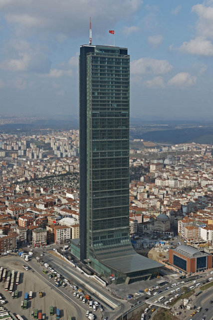 Yükseklik: 261 metre Lokasyon: Çeliktepe-Levent /İstanbul Yatırımcı: Kiler GYO Mimari: Tabanlıoğlu Mimarlık Sapphire, şu an için Türkiye'nin en yüksek gökdeleni. Avrupa'da ilk 5, dünyada ilk 145 içinde yer alıyor. 261 metreye 30 metrelik anteniyle ulaşan binanın seyir terası İstanbul'a 236 metre yükseklikten bakıyor. Zemin altında 10 kat olmak üzere toplam 66 katlı binaya 14 asansör servis veriyor. -