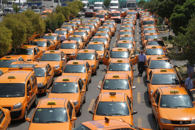 Sanki yolcular dinlemeye mecburmuş gibi hayat hikâyelerini anlatıyorlar... 