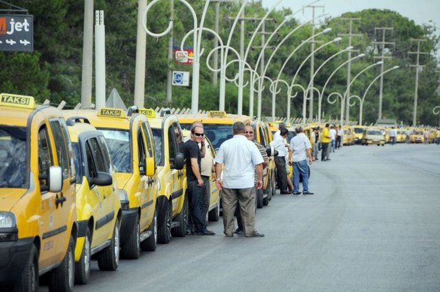 Dikiz aynasından gözlerini ayırmıyorlar... 