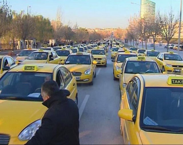 Kılık, kıyafet, tıraş, saç baş hiç de iç açıcı görünmüyor.. 