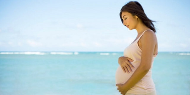 Özellikle hücre bölünmesinde ve hücrenin genetik yapısının oluşmasında önemli rol oynayan folik asit, hamilelik sırasında gereksinimi iki katına çıkan tek maddedir. Hurma da, folik asit açısından çok zengin bir besin türüdür.