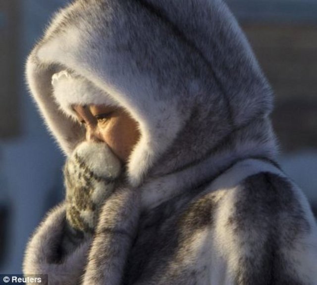 Yerli halk soğuktan korunmak için aşırı kalın giyiniyor.