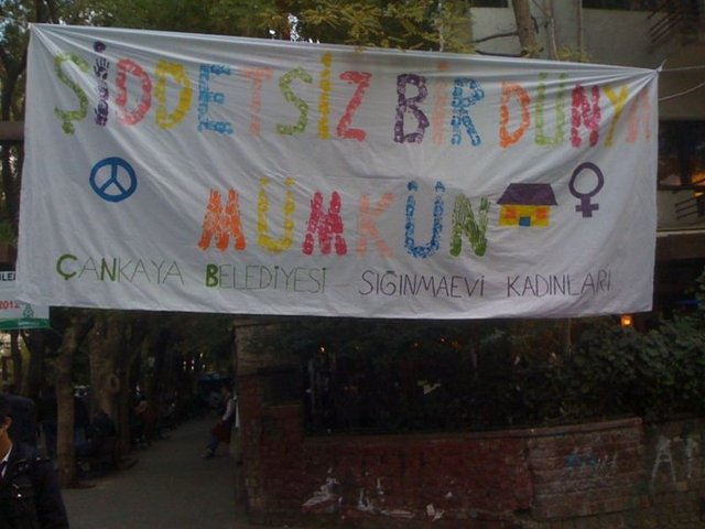 @cydamar #ZenginBirKadinOlsam Türkiyede şiddet gören her insana yardım eder ve - fakir çocuklar için dernek kurardim ve dünya turuna cikarim ailemle!! -