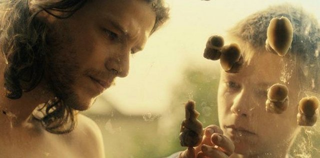 Memleketi Polonya'da özellikle din ve cinsellik konularından büyük tartışmalara yol açan film, küçük bir kasabaya atanan ve pedofili ile suçlanan bir rahibi izliyor.