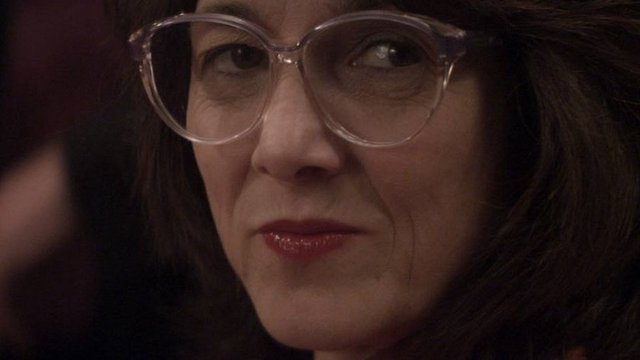 Filmin başrol oyuncusu Paulina Garcîa, 58 yaşında olmasına rağmen başkalarının dediklerine aldırmadan hayatını yaşayan ve gününü gün eden kadın rolüyle Berlin Film Festivali'nde En İyi Kadın Oyuncu ödülüne layık görüldü. Filmin yapımcısı ise geçen yıl Filmekimi kapsamında da gösterilen No'nun yönetmeni Pablo Larrain.