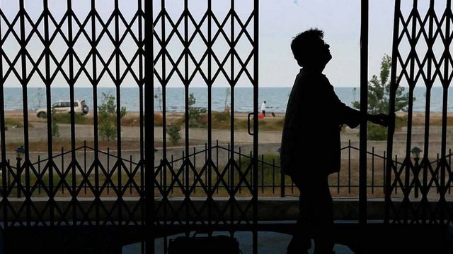 İran'ın en çok baskı gören sinemacısı Cafer Panahi'nin, gizlice ve yetkililerden izin almadan çektiği son filmi Perde, Berlin Film Festivali'nde En İyi Senaryo Ödülü'ne layık görüldü.