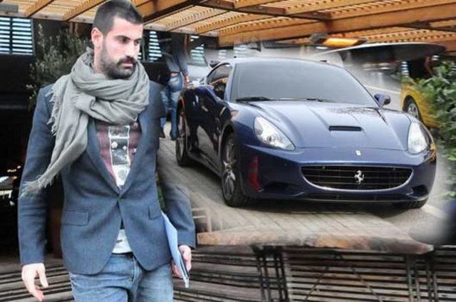 Milli kalecinin,  mavi renkli otomobili için özel plaka bastırttığı görüldü. Demirel takımı Fenerbahçe'nin kuruluş tarihini simgeleyen 1907 rakamlı özel plakalı otomobiline binip, evinin yolunu tuttu.