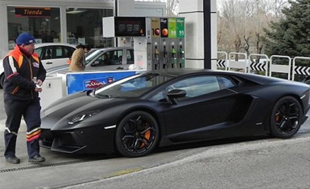 Kendisine 27. yaş günü hediyesi olarak Lamborghini alan Christiano Ronaldo, bir benzincide görüntülendi.