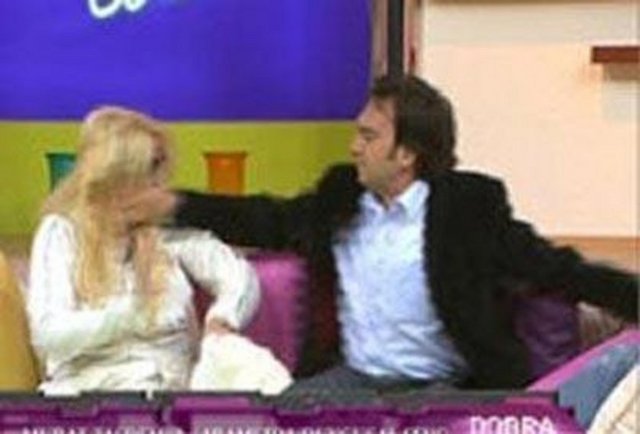 BANU ALKAN'A TOKAT - Sabah programına konuk olan Banu Alkan ve uzatmalı sevgilisi Murat Taşdemir arasında yaşanan olay tv dünyasının unutulmaz anları arasında yerini aldı. Taşdemir, kendisine yastıkla vuran Banu Alkan'a tokat attı. Bir anda soğuk rüzgarlar esen programda olay, sunucunun araya girmesiyle son buldu.