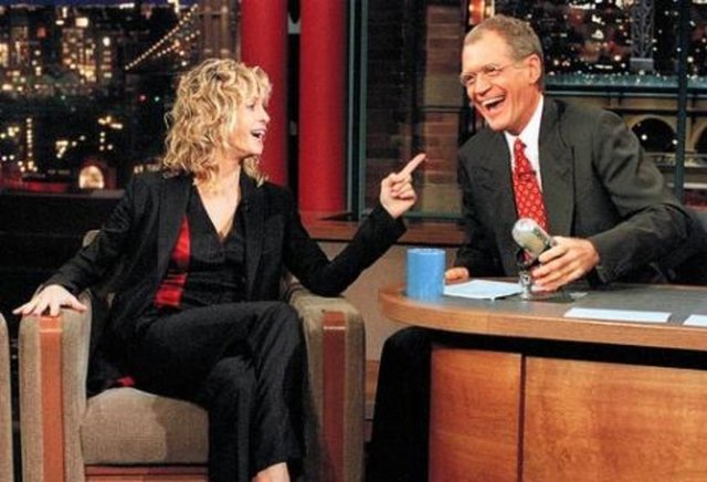 FARRAH FAWCETT'DAN GARİP DAVRANIŞLAR - 1970'li yıllarda "Charlie'nin Melekleri" dizisindeki "Jill Monroe" rolüyle fırtına gibi esen sarışın güzel Farrah Fawcett, 1997 yılında katıldığı David Letterman Şov'da milyonları şok etti. Aklı başından gitmiş gibi görünen Fawcett'ın bu haline bir deri bir kemik görüntüsü de eşlik etti. Ne dediğini bilemeyen sanatçı, cümle kurmakta bile zorlanınca şovu izleyenler bir dönemin efsanesinin düştüğü hale çok üzüldü.,