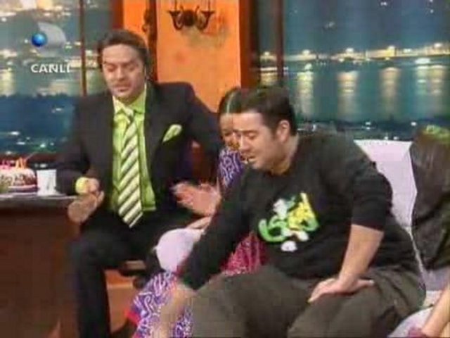 ATA'DAN BÜYÜK GAF - Beyaz Show'a konuk olan şovmen Ata Demirer, canlı yayına telefonla bağlanan bir genç kızın "Kız arkadaşınız var mı" sorusunu yanıtlarken gaf yaptı. Genç kız, Demirer'e "Eğer yoksa" deyince, şovmen hemen atılıp "Verecen mi?" dedi ve stüdyoda buz gibi bir hava esti. Demirer, hatasını anladığında ise iş işten geçmişti.