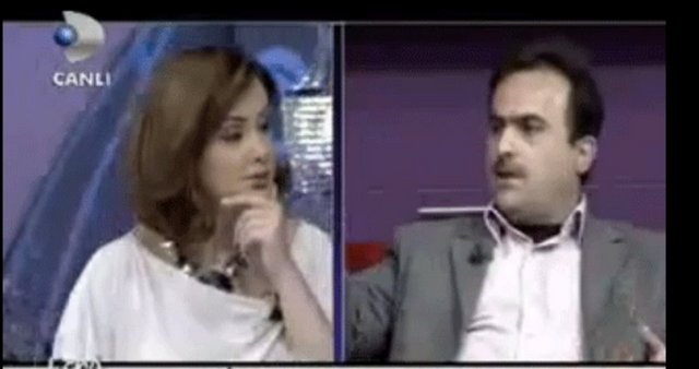 UÇUYORUM DEDİ HAVALANAMADI - Ünlü sunucu Esra Ceyhan'ın programı geçtiğimiz sezon oldukça ilginç anlara ev sahipliği yaptı. Programa katılan ve 6 yaşından bu yana geleceği gördüğünü iddia eden Sadri Yıldız, bir anda bağırarak yerinden fırladı ve stüdyoda yuvarlanmaya başladı. Olayın ardından Ceyhan soğuk kanlılığını korurken, Yıldız, stüdyodan dışarıya çıkartıldı.