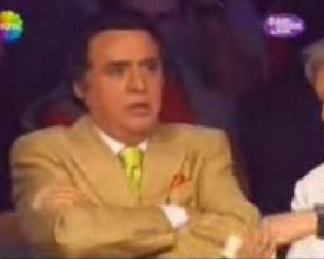 'BEN SAKSI DEĞİLİM' -  - Şarkı Söylemek Lazım isimli yarışma programında jüri üyeliği yapan Erol Büyükburç, program sunucusu Behzat Uygur'un kesndisine söz hakkı vermemesi üzerine sinirlendi. Usta sanatçı, " Ben burada saksı değilim, bana da söz hakkı vereceksin, ben Türkiye'nin gelmiş geçmiş en büyük sanatçısıyım, en çok bana söz hakkı vereceksin" diyerek tepkisini dile getirdi.Behzat Uygur ise olay karşısında 'Siz benim büyüğümsünüz, susuyorum' demekle yetindi.