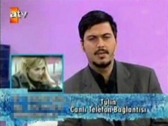 KAFASINDA BARDAK KIRDI - Benimle Evlenir misin?" programıyla adını duyuran Caner, katıldığı televizyon programına Tülin'in telefonla bağlanması üzerine cinnet getirdi. Bir anda kendisini kaybeden Caner, masada duran su bardağını kafasına vurarak parçaladı.