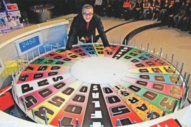 'OĞLUNA DA...' - Sunuculuğunu Mehmet Ali Erbil'in yaptığı Çarkıfelek programı da televizyonda yaşanan canlı yayın skandallarından nasibini aldı. İzleyenleri şoke eden olay Erbil'in kendisinden araba isteyen yarışmacıya küfretmesiydi. Erbil olayı şöyle anlattı: "O dönemde yalvarmalar had safhadaydı. Bir kadın telefonla bağlanmış, arabayı istiyor. 'Ne olur Mehmet Ali Bey, oğlum da yeni ehliyet aldı' diyor. Yalvardıkça yalvarıyor, kadın yarışmaya devam ederken ben kulise üstümü değiştirmeye gittim o sırada Oğluna da... diye küfrettim. Sesimi televizyondan duydum. Şok oldum 'anaaa' dedim... Onu da duydum! Artık yapacak bir şey kalmamıştı...'