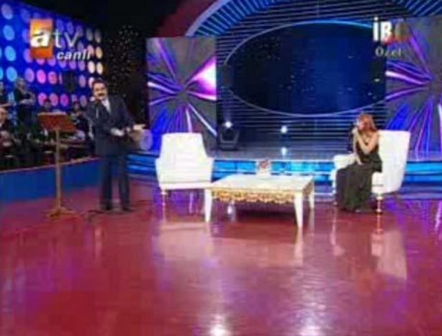 İBO ŞOV'DA SKANDAL - Uzun yıllardır ekranlara gelen İbo Şov geçtiğimiz sezon bir skandala sahne oldu. Programda kavga konuk sanatçı Yıldız Tilbe'nin "Kandıramazsın Beni" adlı şarkısını söylerken Tatlıses'in şarkıyı yarıda kesmek istemesiyle başladı.