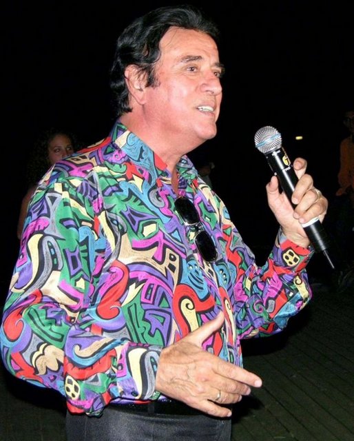 'BEN SAKSI DEĞİLİM' - Şarkı Söylemek Lazım isimli yarışma programında jüri üyeliği yapan Erol Büyükburç, program sunucusu Behzat Uygur'un kesndisine söz hakkı vermemesi üzerine sinirlendi. Usta sanatçı, " Ben burada saksı değilim, bana da söz hakkı vereceksin, ben Türkiye'nin gelmiş geçmiş en büyük sanatçısıyım, en çok bana söz hakkı vereceksin" diyerek tepkisini dile getirdi.Behzat Uygur ise olay karşısında 'Siz benim büyüğümsünüz, susuyorum' demekle yetindi.