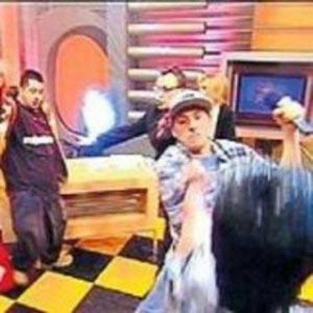 CANLI YAYINDA KAVGA - 'Mesut Yar'la Tuhaf Şeyler' isimli programa konuk olan Rapçi Fuat ile 'Boys Anılar' üyeleri arasında canlı yayında kavga çıktı. Rapçi Fuat şarkı söylerken sahneye atlayan Boys Anılar grubunun solisti, Fuat'a yumruk attı ve bir anda sahne karıştı ve canlı yayın kesildi. Verilen aranın ardından Boys Anılar grubu stüdyo dışına çıkartıldı.