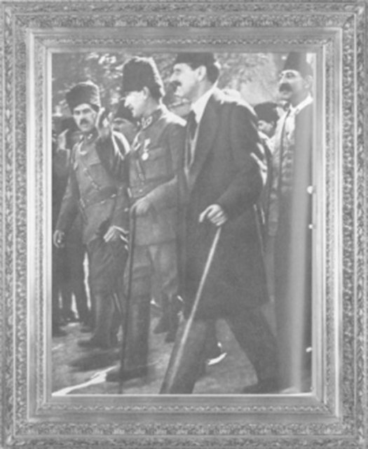 Gazi Mustafa Kemal Paşa, Büyük Taarruz hazırlıklarının yapıldığı günlerde İçişleri Bakanı Adnan Adıvar ve Savunma Bakanı Kazım Özalp Paşa ile -