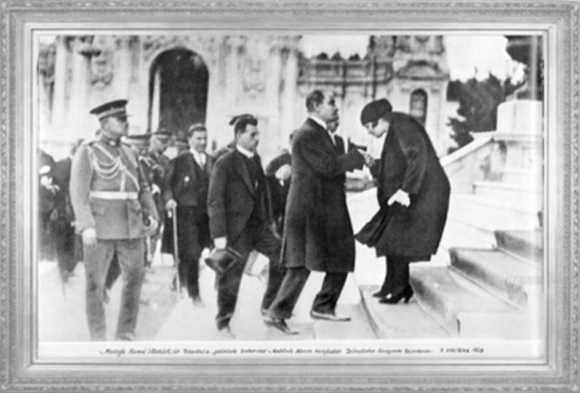 Mustafa Kemal'in, İstanbul'a gelişinde, kızkardeşi Makbule Hanım tarafından Dolmabahçe Sarayı'nda karşılanışı (1928)