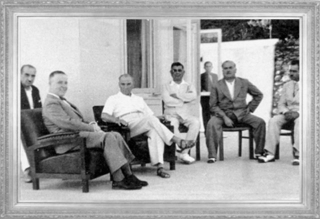 ATATÜRK, rahatsızlığının ilk günlerinde, Florya Köşkü'nün terasında arkadaşları ile sohbet ediyor (1937)