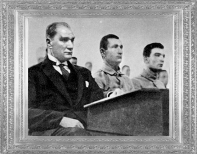 Mustafa Kemal, Harp Okulu'nda öğrencilerle birlikte (İstanbul, 1930) -