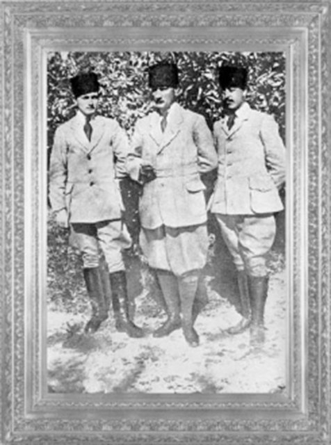 Mustafa Kemal, askerlikten istifa ettiği gün, yaverleri Muzaffer Kılıç ve Cevat Abbas Gürer ile (1919) -