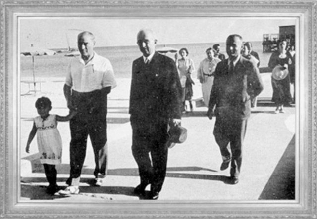 Mustafa Kemal ATATÜRK, Başbakan İsmet İnönü ve manevi kızı Ülkü ile Florya'da (1936)