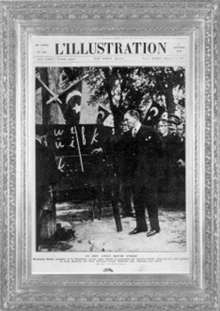 L'illustration dergisinin 13 Ekim 1928 tarihli sayısının kapağında Mustafa Kemal'in yeni Türk harflerini tanıtan bu fotoğrafı yer almıştır. -