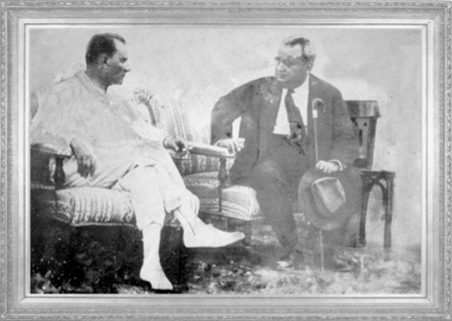 Mustafa Kemal, Cumhuriyet Gazetesi sahibi Nadir Nadi ile dil çalışmaları hakkında görüşüyor (1932)