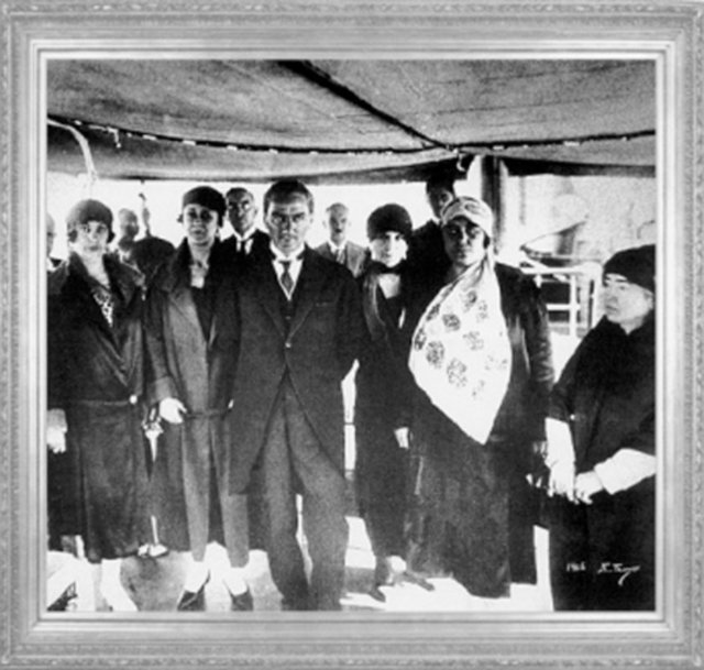 Mustafa Kemal, Türk Kadın Birliği üyeleri ile (1924)