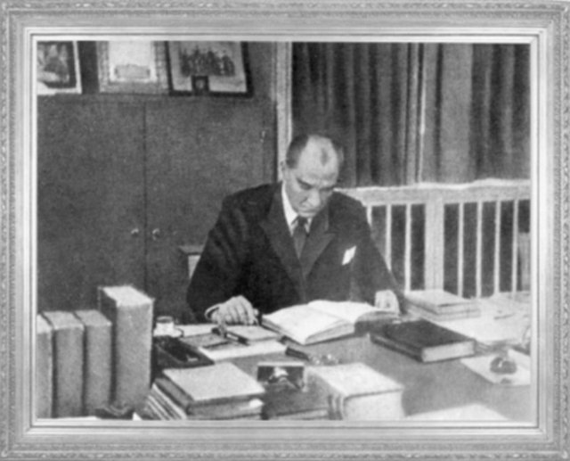 ATATÜRK, Çankaya Köşkü'ndeki çalışma masasında Türk tarihi ile ilgili kitaplar okuyor (1932)