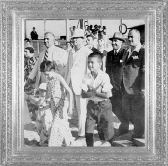 Mustafa Kemal ATATÜRK, Florya'da çocuklarla (1935)