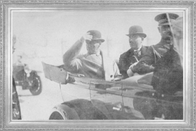 Mustafa Kemal, Nuri Bey ile Boğaz'daki bir geziden dönüyor (1932) -