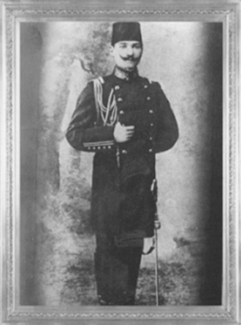 Mustafa Kemal, 1905'te Erkân-ı Harp Mektebi'ni bitirerek Erkân-ı Harp Yüzbaşısı (Kurmay Yüzbaşı) olmuştur. (1905)