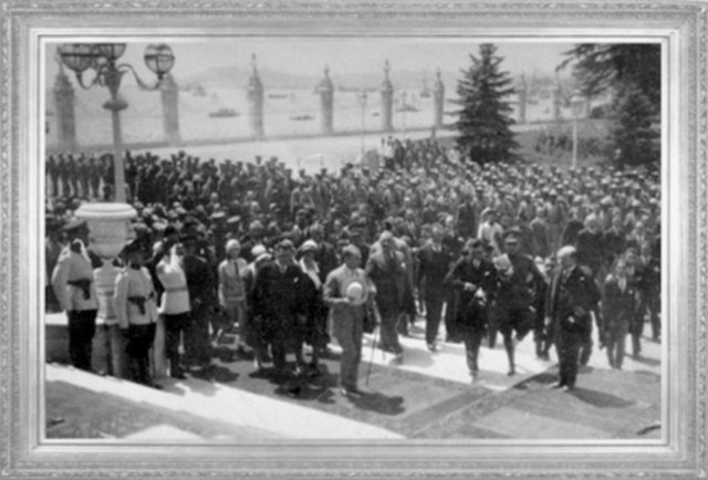 Mustafa Kemal, Dolmabahçe Sarayı'nın bahçesinde karşılanıyor (1929)