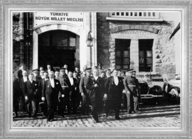 Mustafa Kemal, Meclis üyeleri ile, Cumhuriyet bayramı kutlamaları için Meclis'ten çıkıyor (1929)