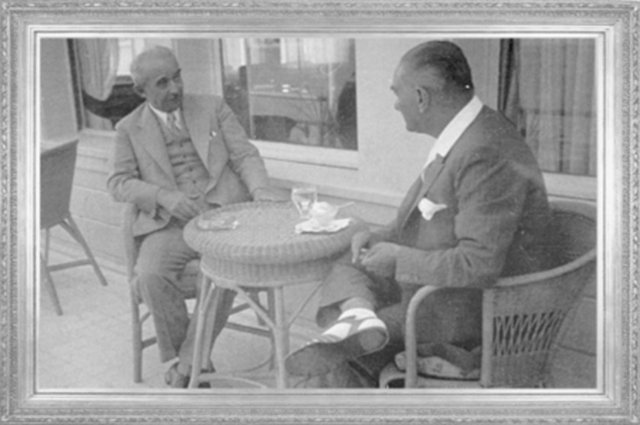 ATATÜRK, Başbakan İsmet İnönü ile Florya Köşkü'nün terasında (1937) -