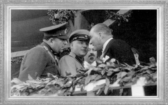 Mustafa Kemal, Rus Mareşali Voroşilov ile Ankara Hipodromu'nda (1933) -