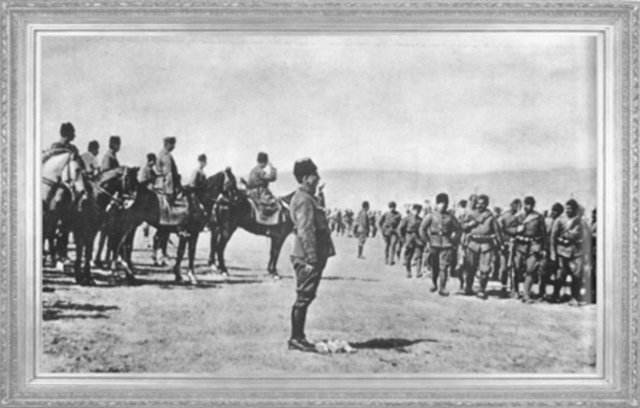 Gazi Mustafa Kemal Paşa, Ilgın'da piyadelerin geçit resmini izliyor (1922)