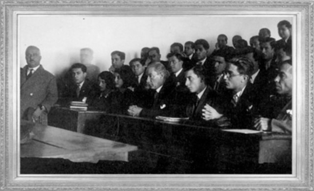 Mustafa Kemal, İstanbul Üniversitesi' nde öğrencilerle ders dinlerken (1930)